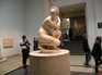  statue de femme accroupie